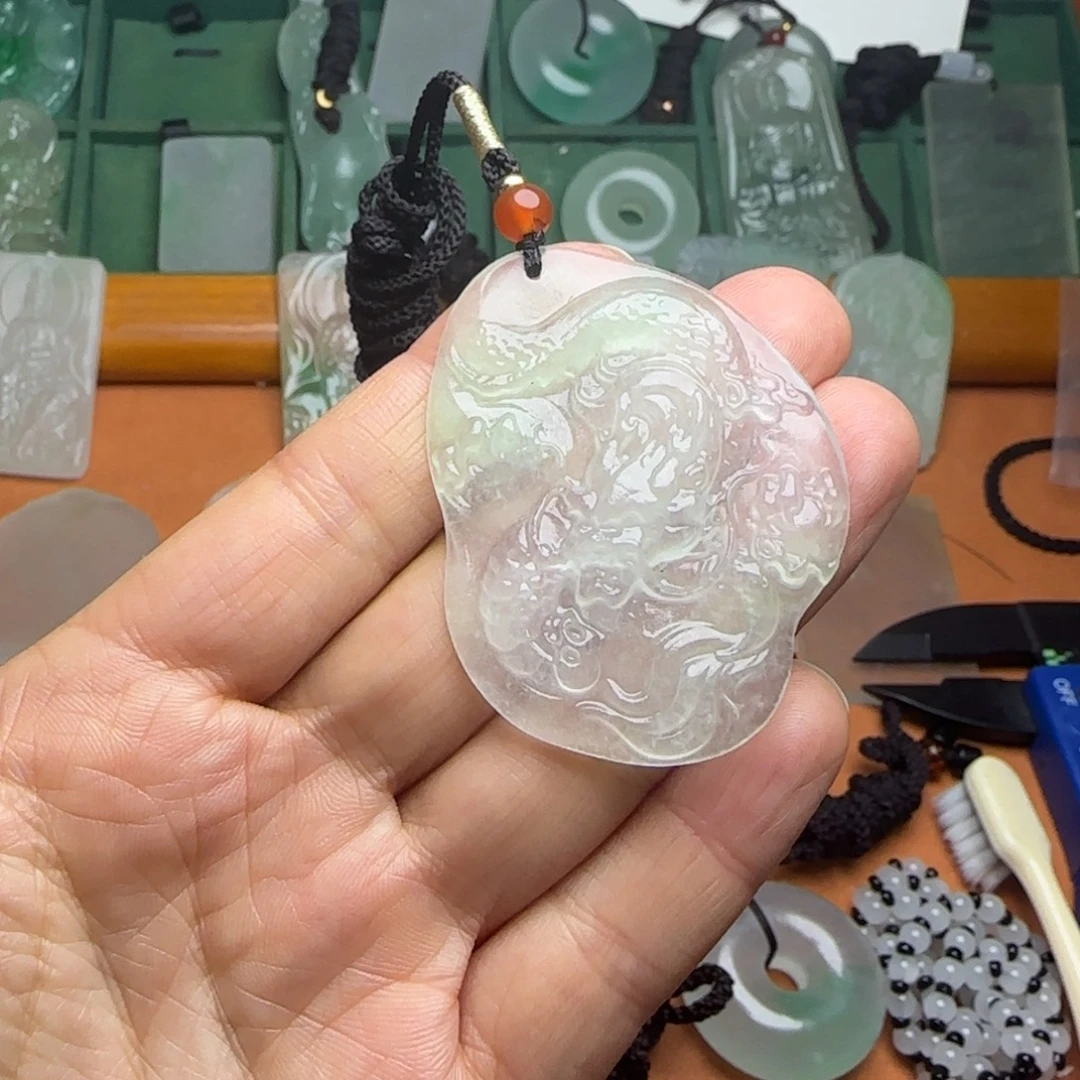 翡翠未镶嵌颈饰龙牌