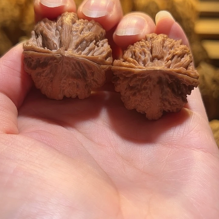 文玩核桃吊坠绣球