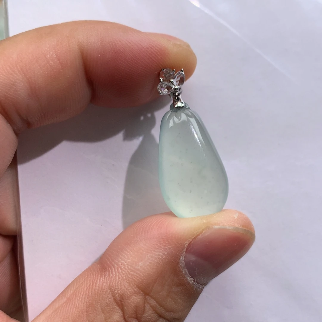 翡翠未镶嵌颈饰平安扣