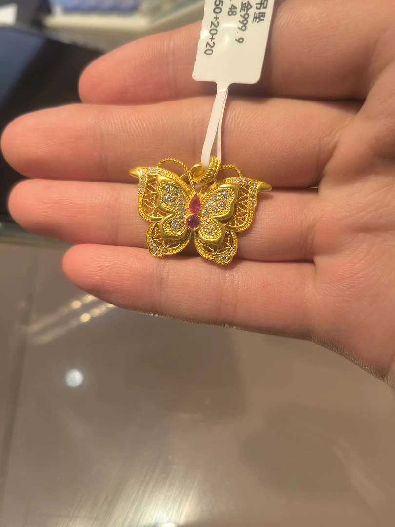 镶嵌玲珑花蝶时尚百搭足金吊坠足金999