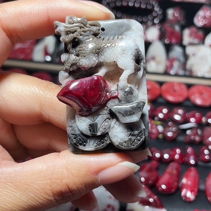 天然辰砂雕刻件麒麟晶体吊坠