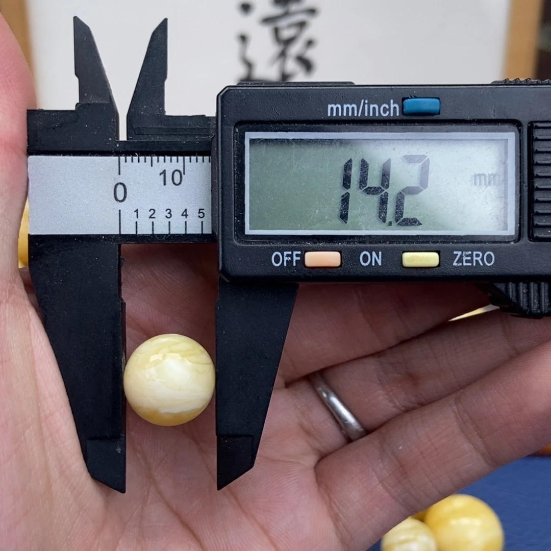 小***卷琥珀未镶嵌裸石蜜蜡