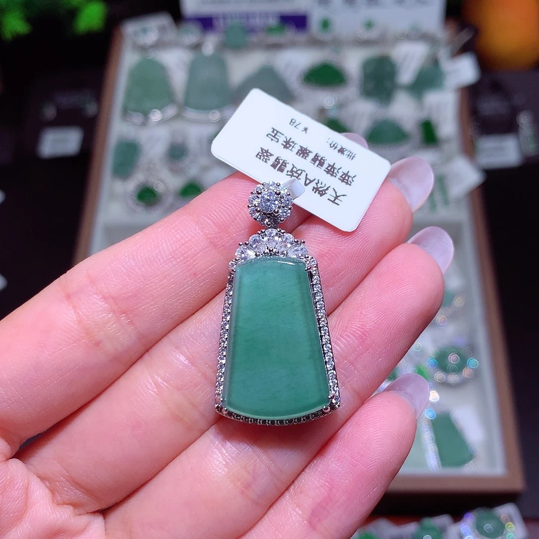 翡翠未镶嵌颈饰老*翡翠