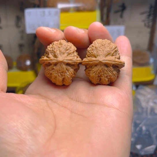 文玩核桃吊坠绣球