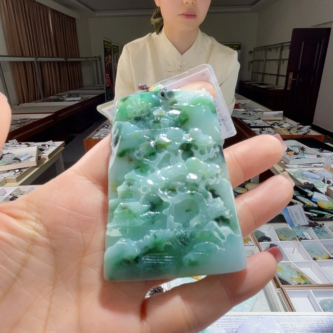 翡翠未镶嵌颈饰一个