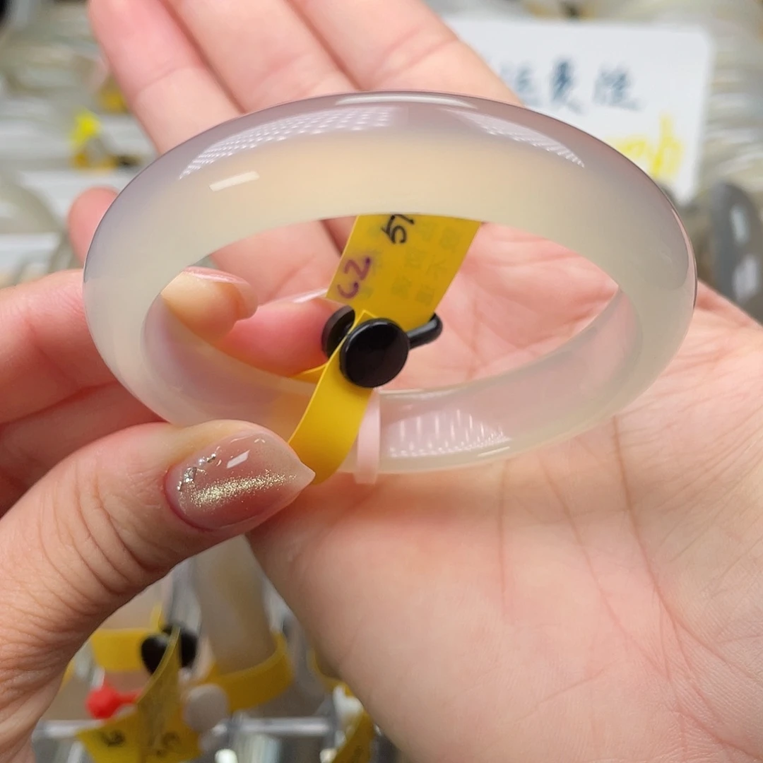 苦***王手镯玛瑙/玉髓未镶嵌香槟
