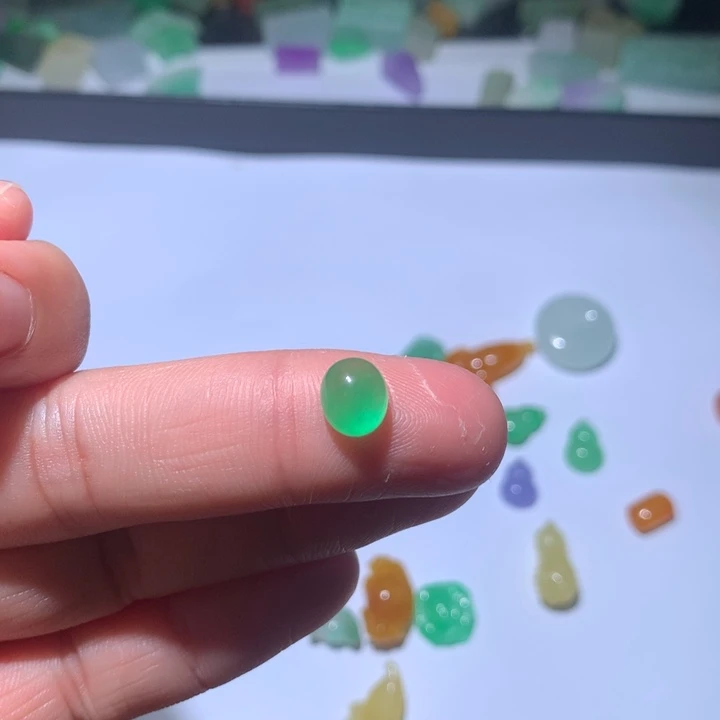 丁****翡翠未镶嵌颈饰挂件