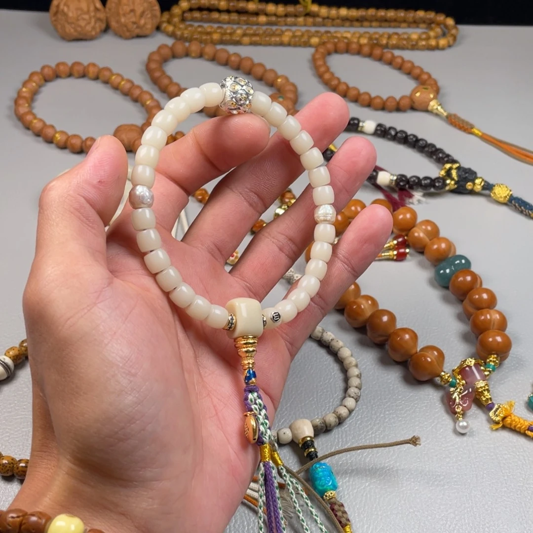 白玉菩提吊坠。。。。。。。。。。。。。。