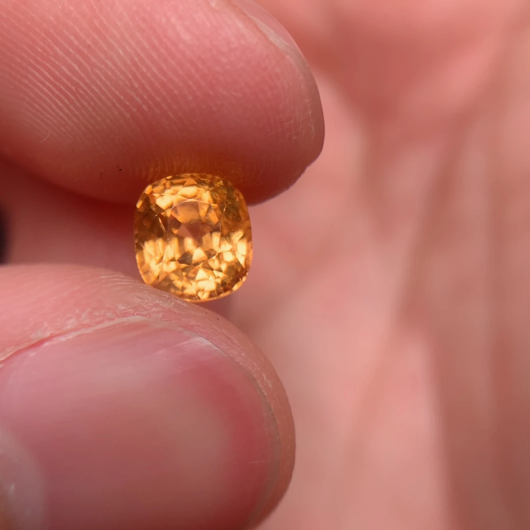 未镶嵌裸石石榴石（芬达石）偷****猫