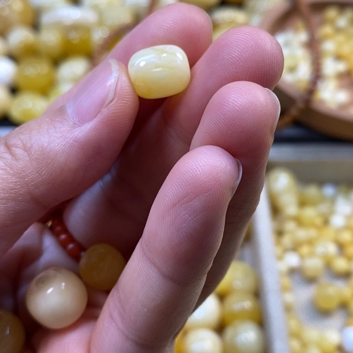 梵****未镶嵌琥珀珠宝奇石