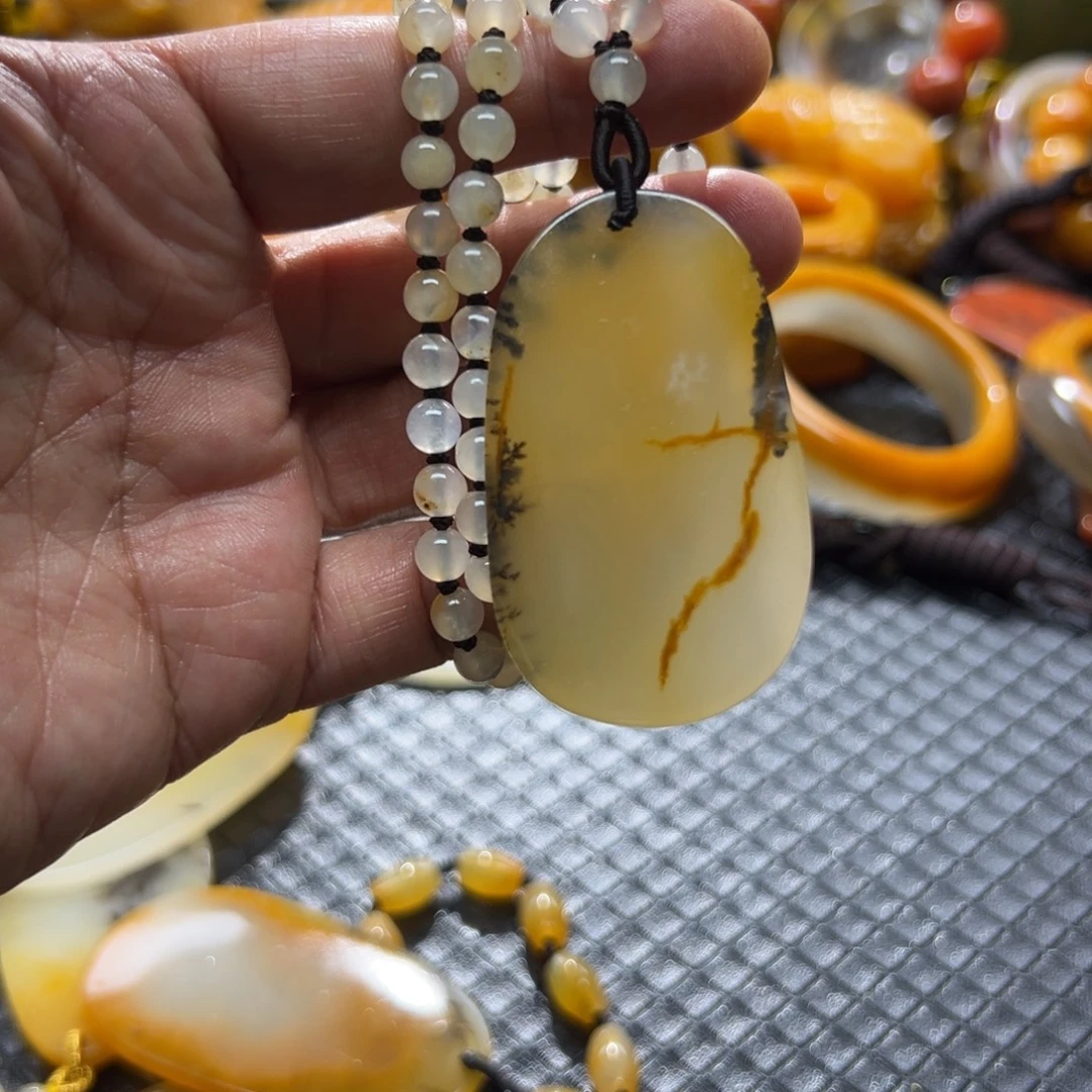 石英质玉未镶嵌颈饰