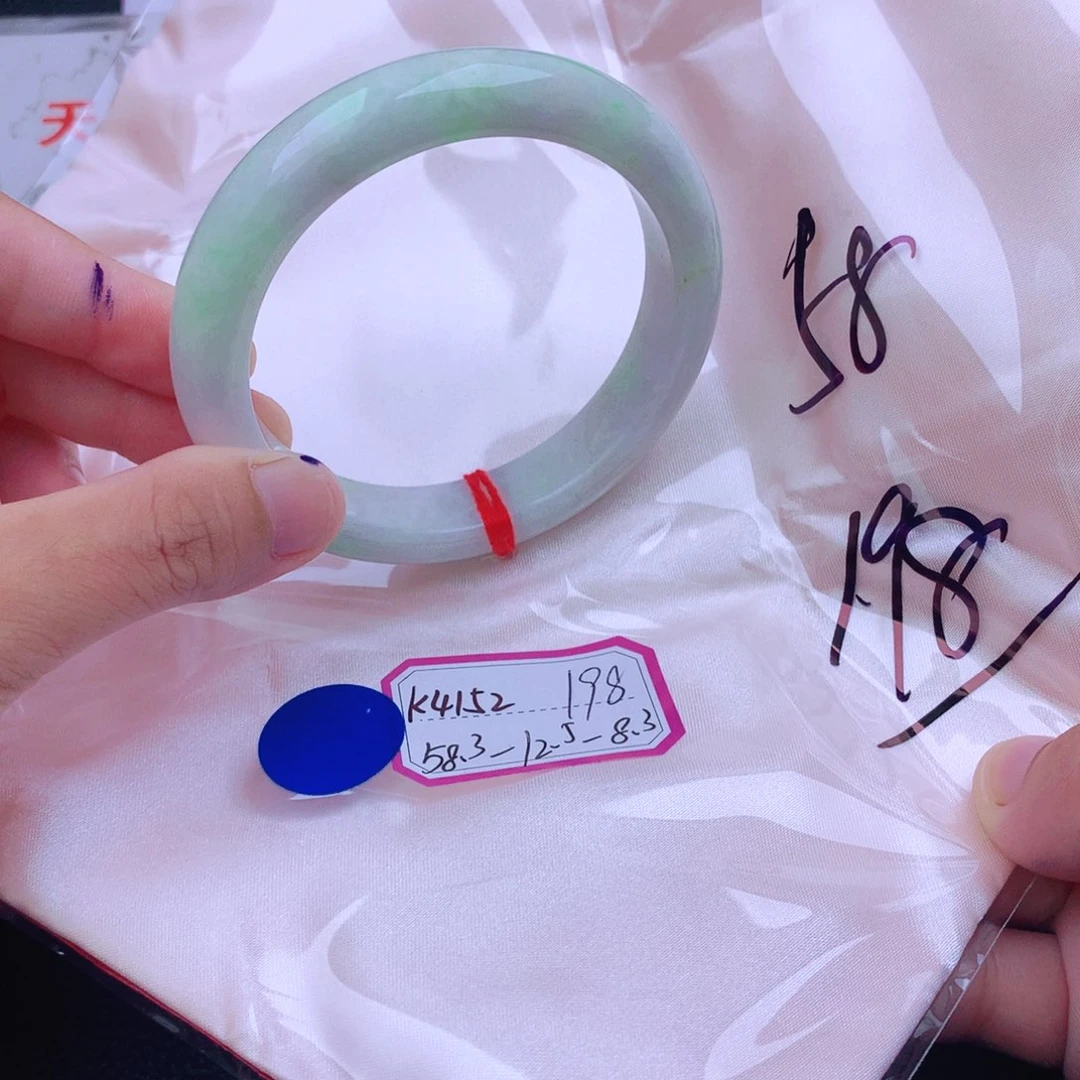 翡翠手镯未镶嵌翡翠