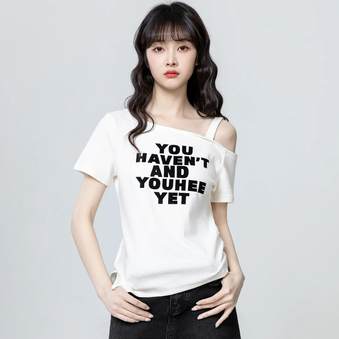 白色斜肩露肩短袖T恤女夏2025夏季新款不规则设计感字母体恤上衣