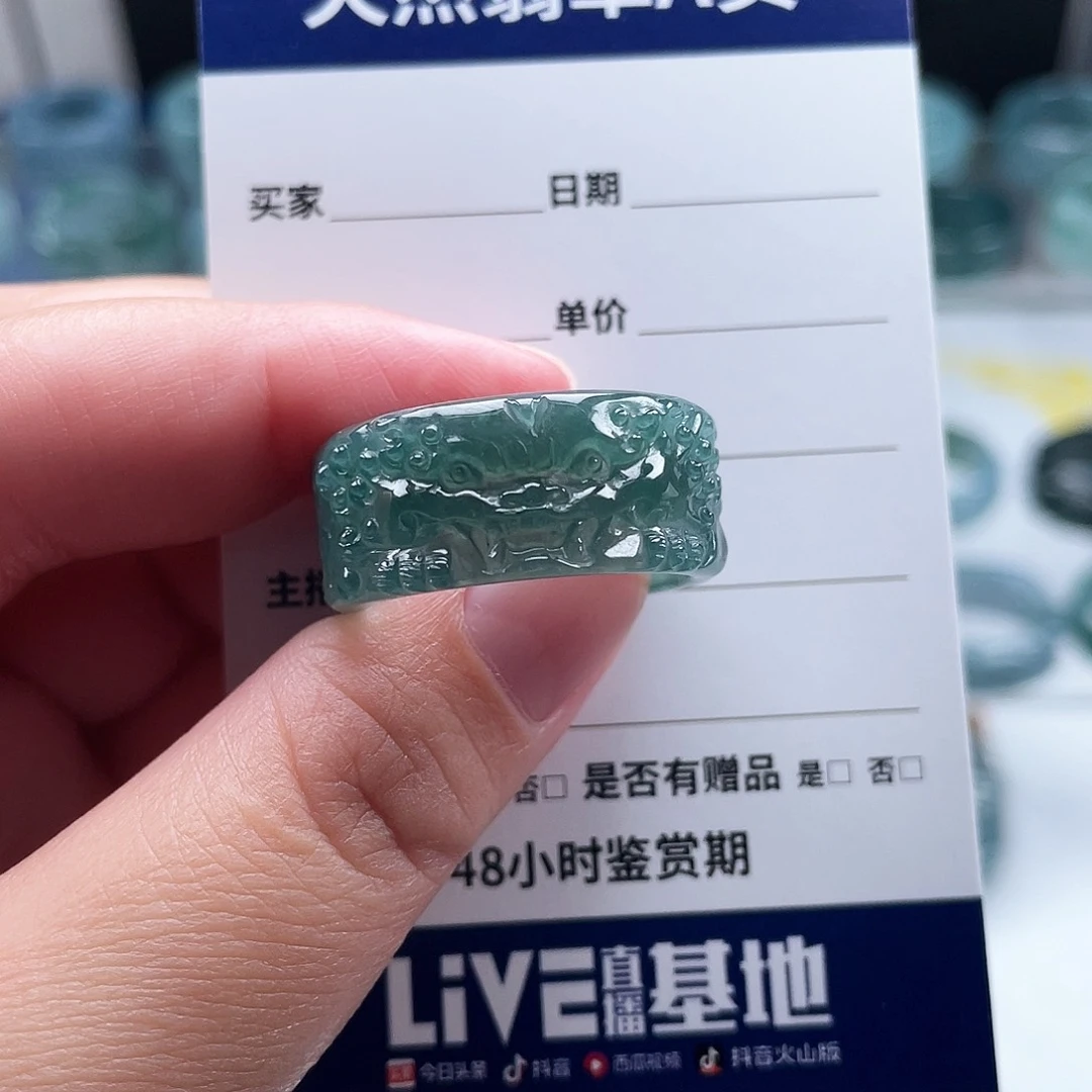 未镶嵌戒指翡翠和***尘翡翠
