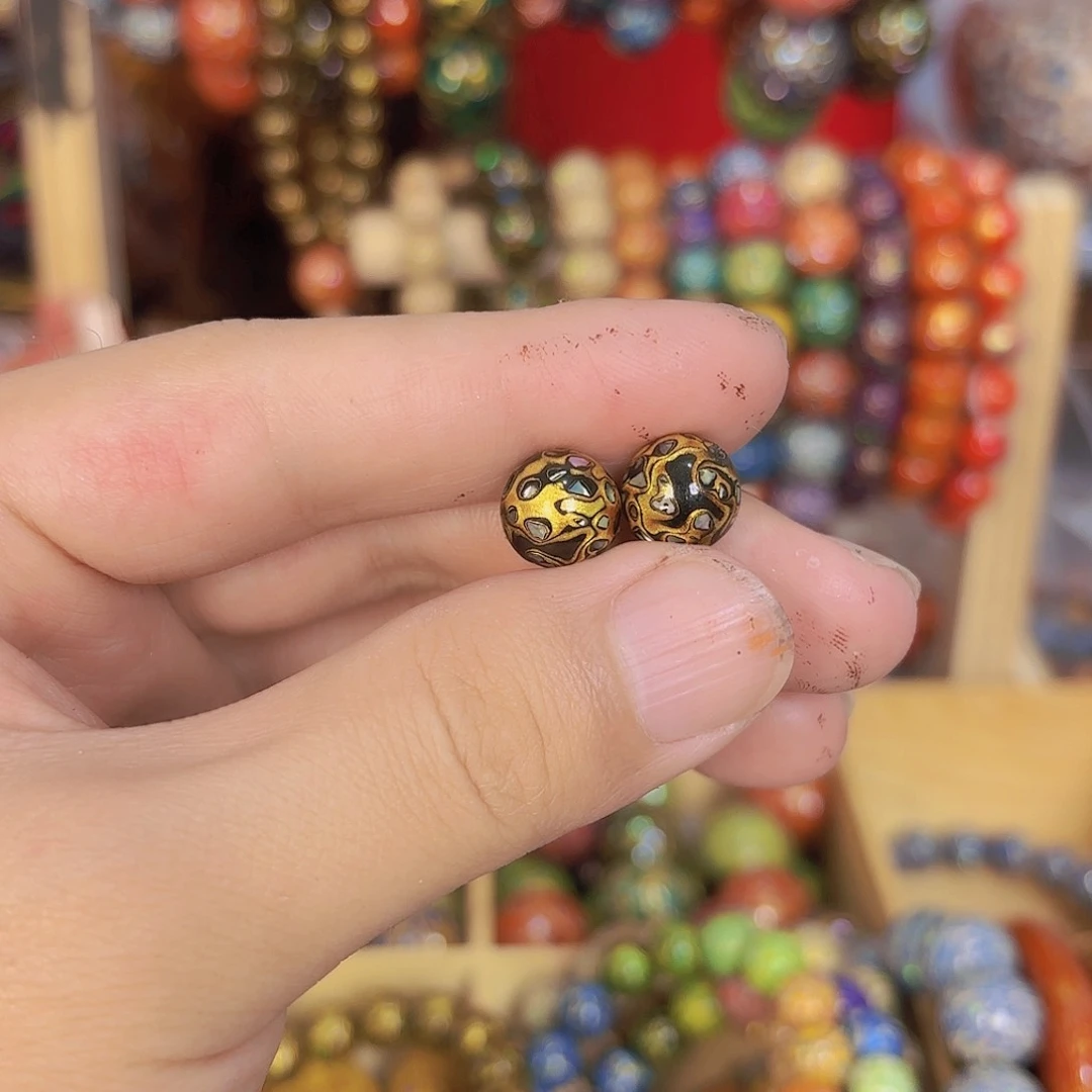 琼*1.0黑金珠子两颗大漆珠子