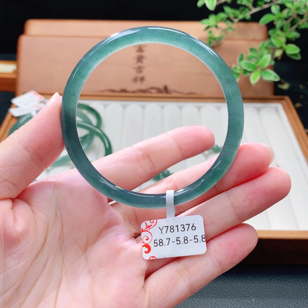翡翠未镶嵌手镯（圆镯）