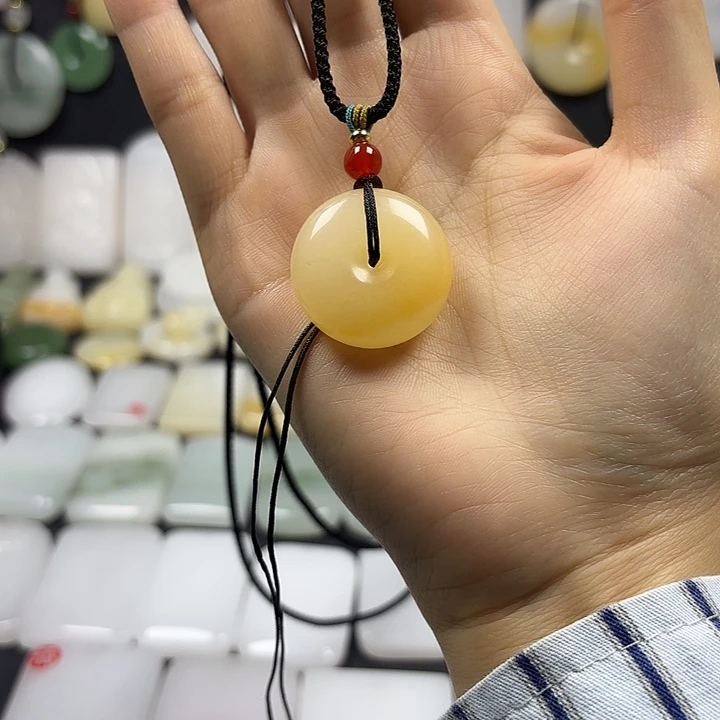 雷***叻石英质玉（金丝玉）未镶嵌颈饰