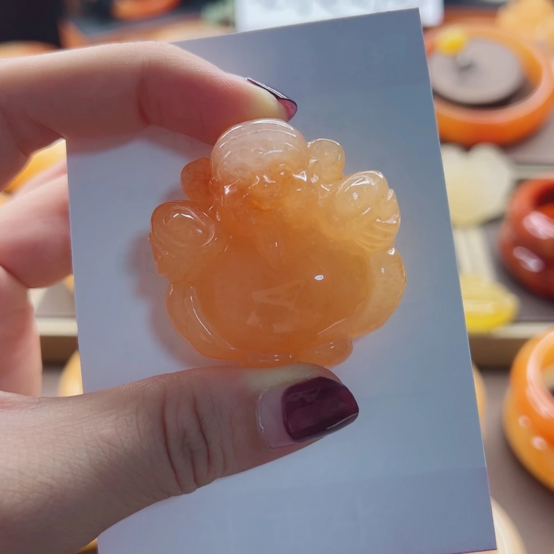 幸***鱼未镶嵌石英质玉（黄龙玉）颈饰