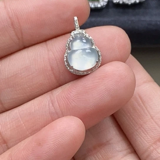 翡翠18K金镶嵌颈饰吊坠