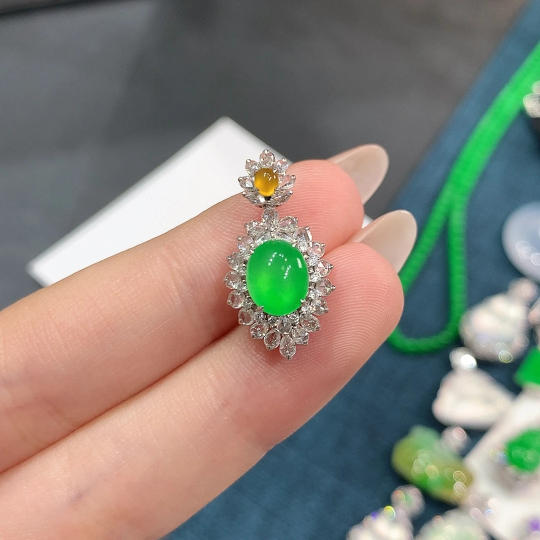 翡翠18K金镶嵌颈饰玻璃冰黄阳绿蛋面 48小时鉴赏期