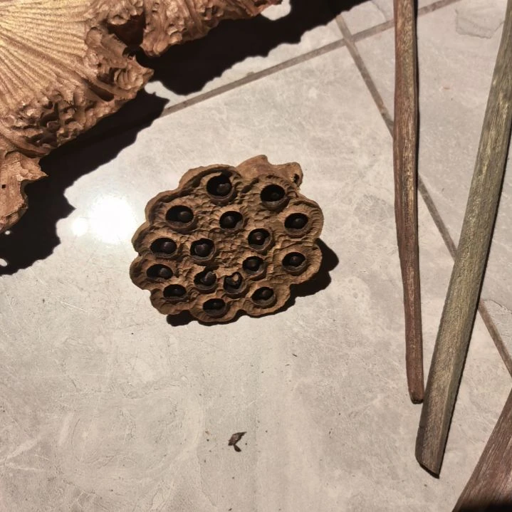 阴沉木用****逃手工壶承乌木金丝楠。