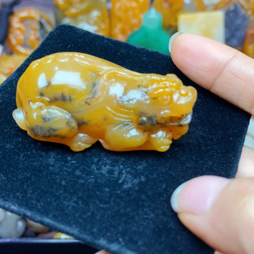 未镶嵌石英质玉（黄龙玉）颈饰