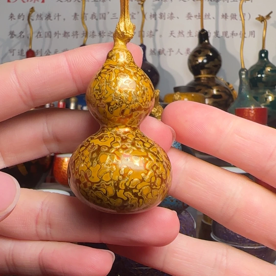 黄金色犀皮漆小葫芦1个