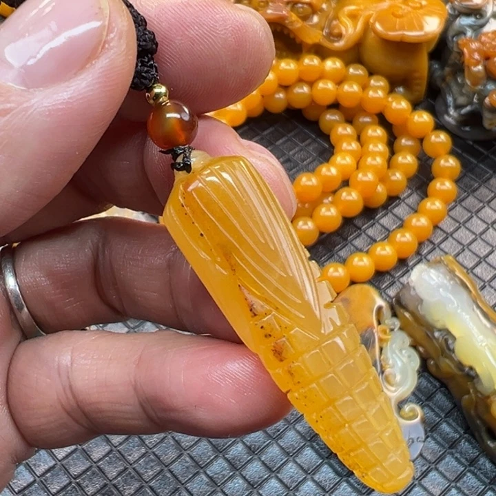 石英质玉（黄龙玉）颈饰合金