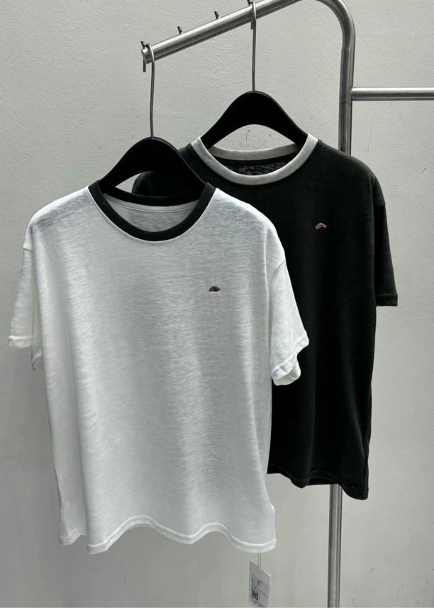 圆领领口拼色刺绣图案T