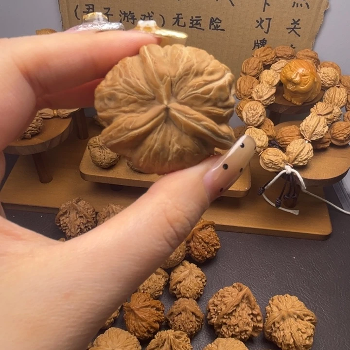 ****人吊坠桃核元宝单只异型有瑕