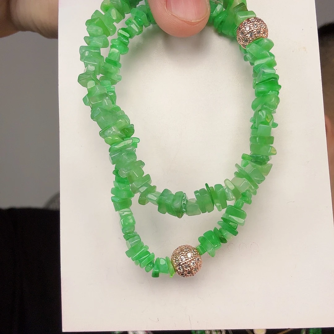 翡翠未镶嵌颈饰一件