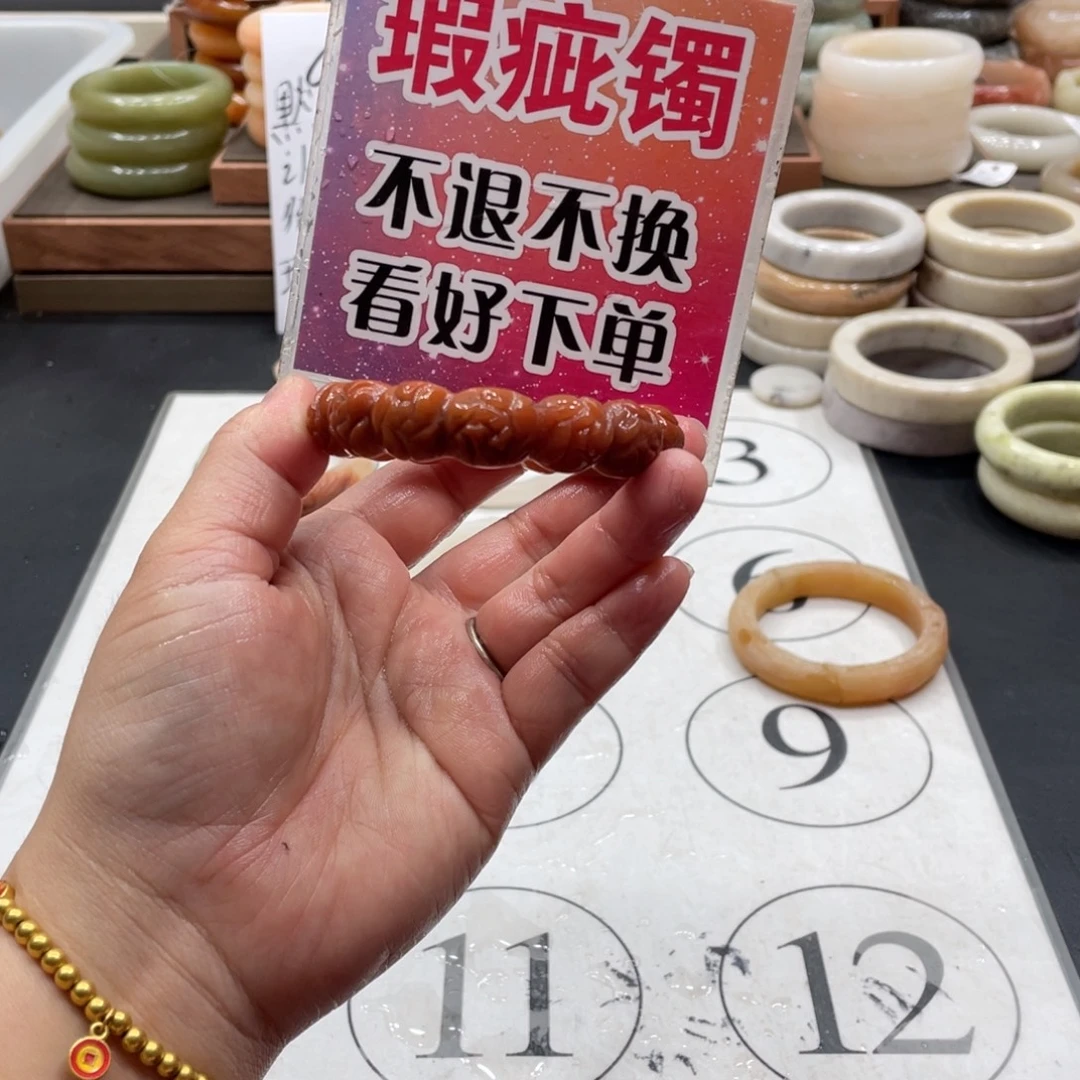 筱***.未镶嵌手镯石英质玉