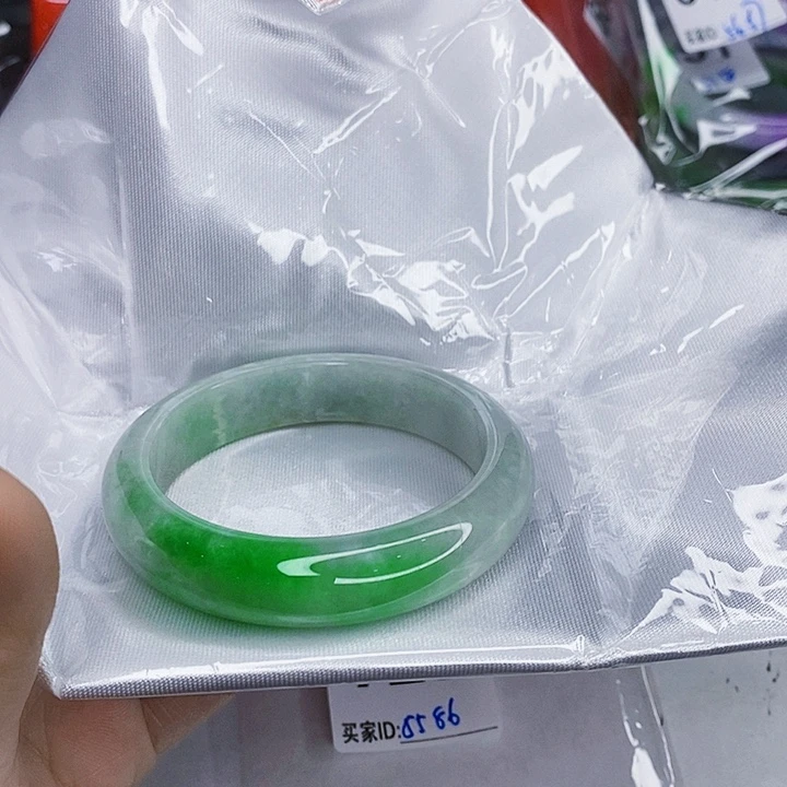 翡翠未镶嵌手镯一图一物实物为准（微瑕处理）