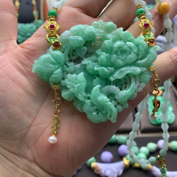 翡翠吊坠(赠链)未镶嵌