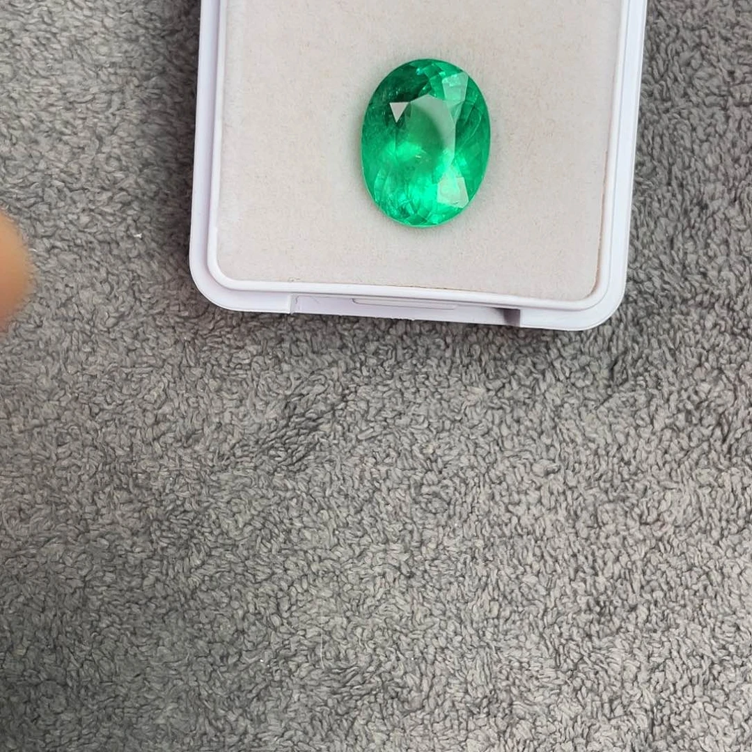 祖母绿裸石未镶嵌7.97Ct。  