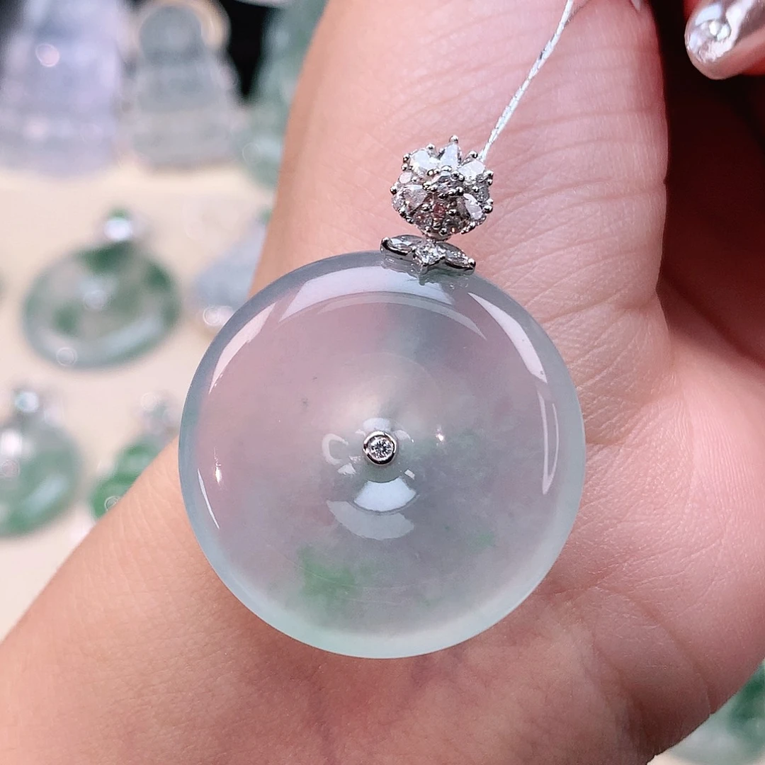 翡翠18K金镶嵌颈饰扣