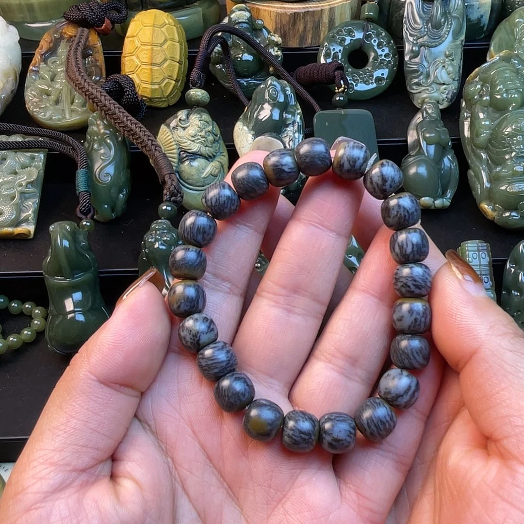 透闪石质玉未镶嵌挂件