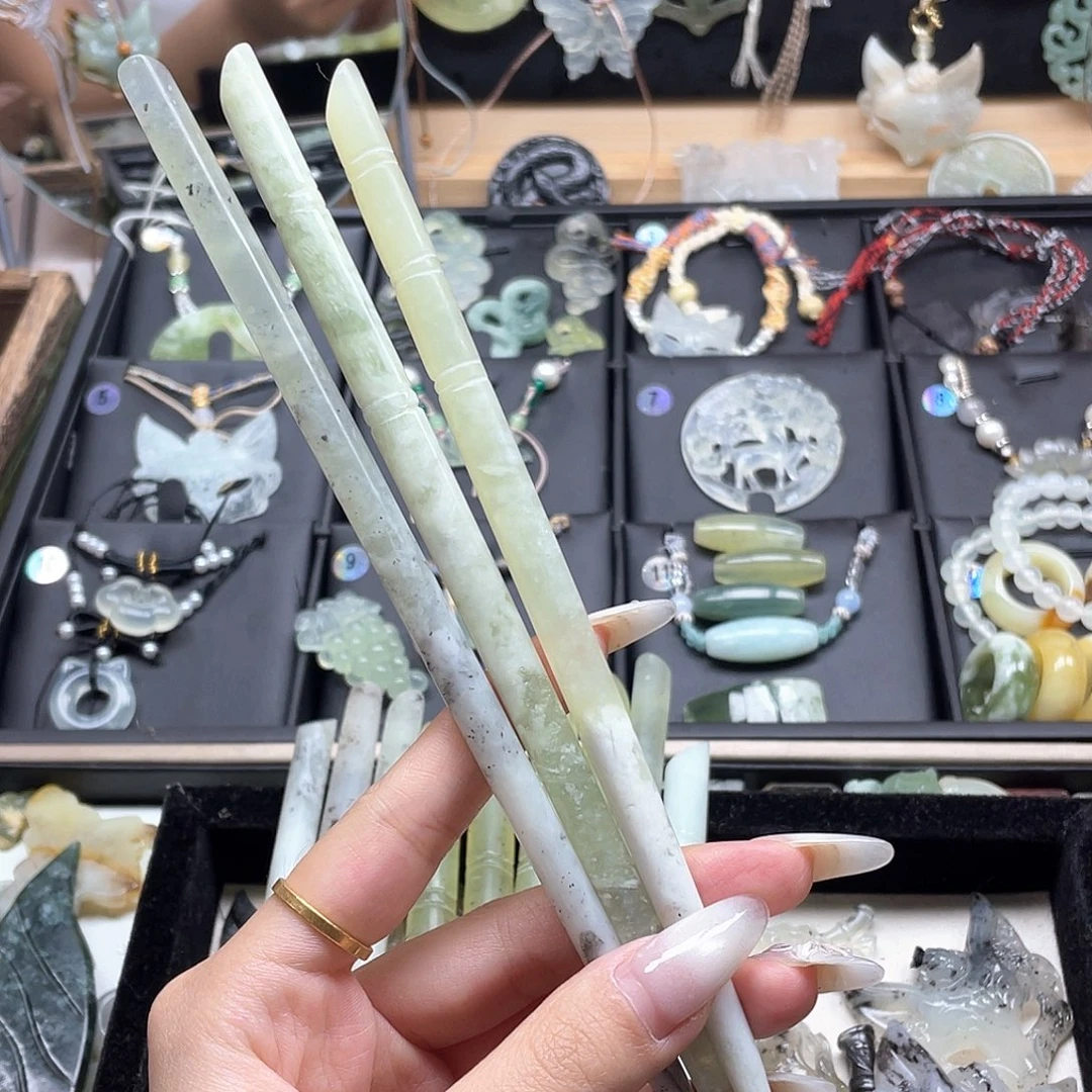 蛇纹石玉未镶嵌颈饰姝