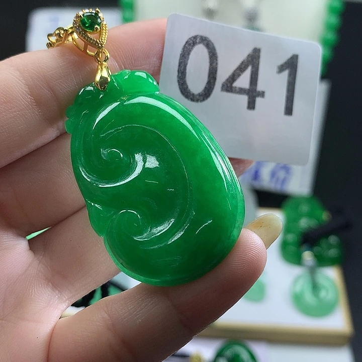 翡翠未镶嵌吊坠(赠链)