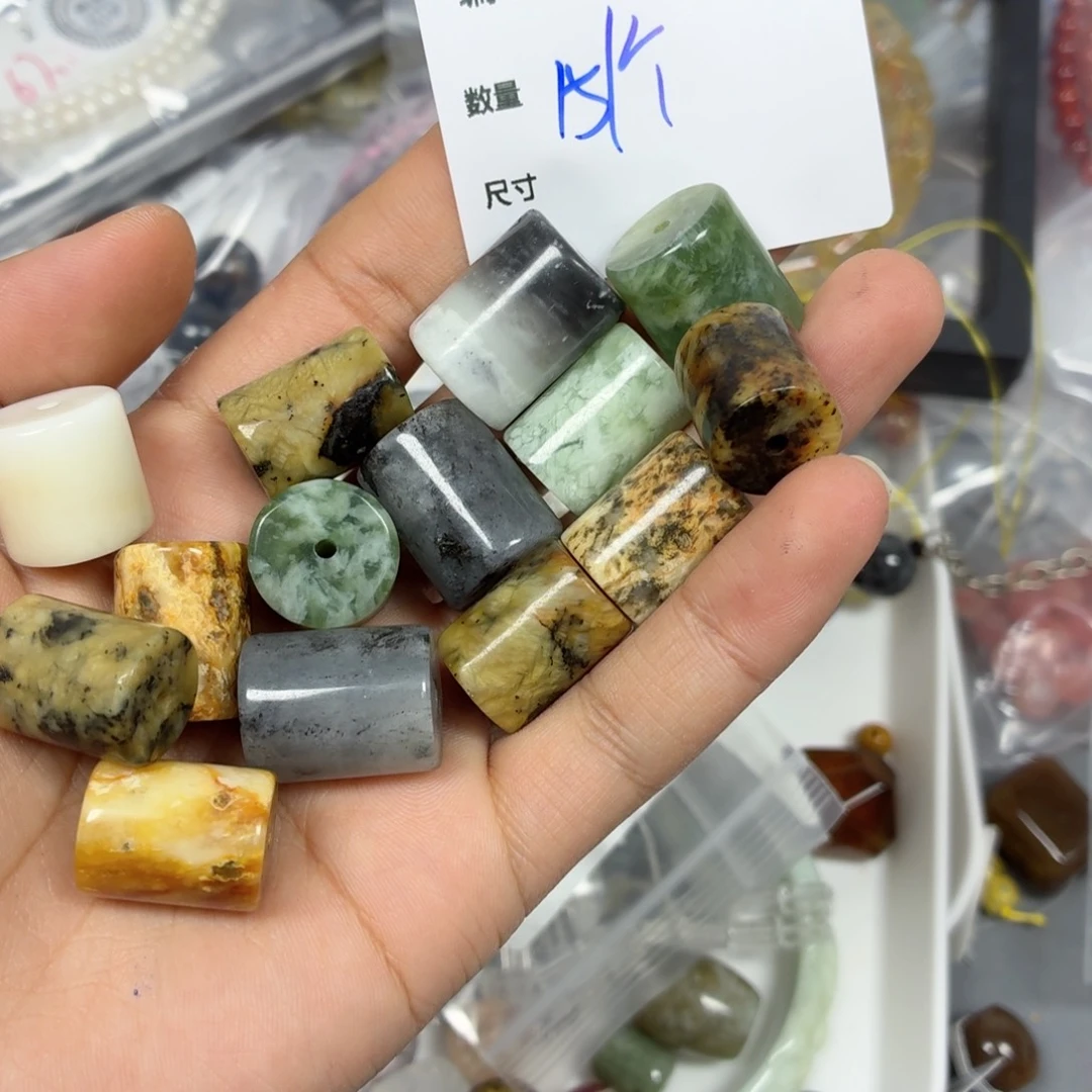 岫玉合金颈饰C235。 一个