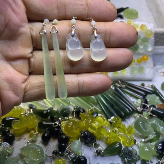 蛇纹石玉未镶嵌耳钉