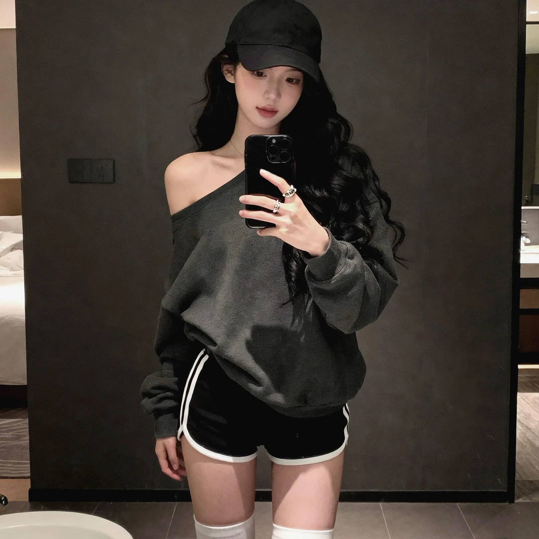 慵懒辣妹风斜肩长袖卫衣女秋冬季复古宽松显瘦上衣百搭高腰短裤子