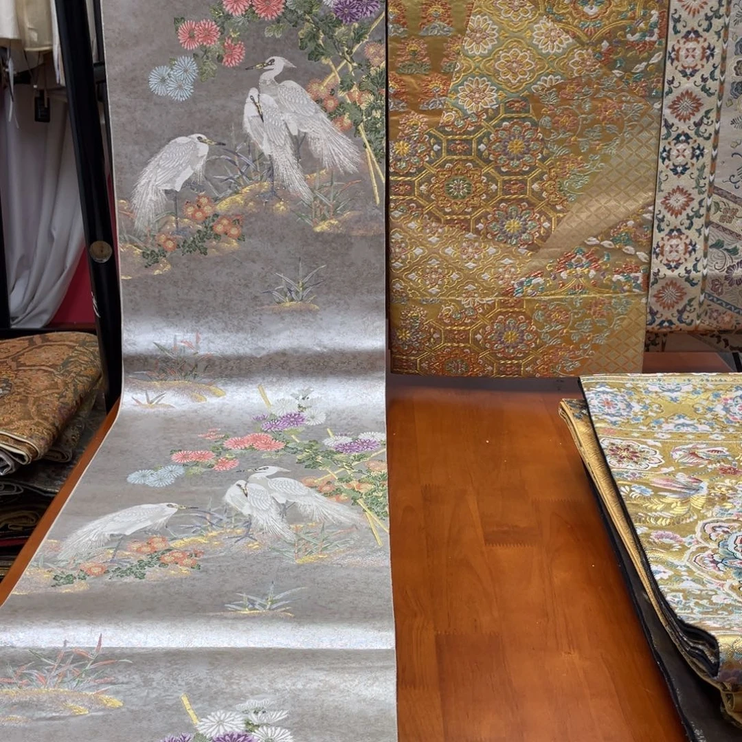 织绣织银菊花白鹭纹