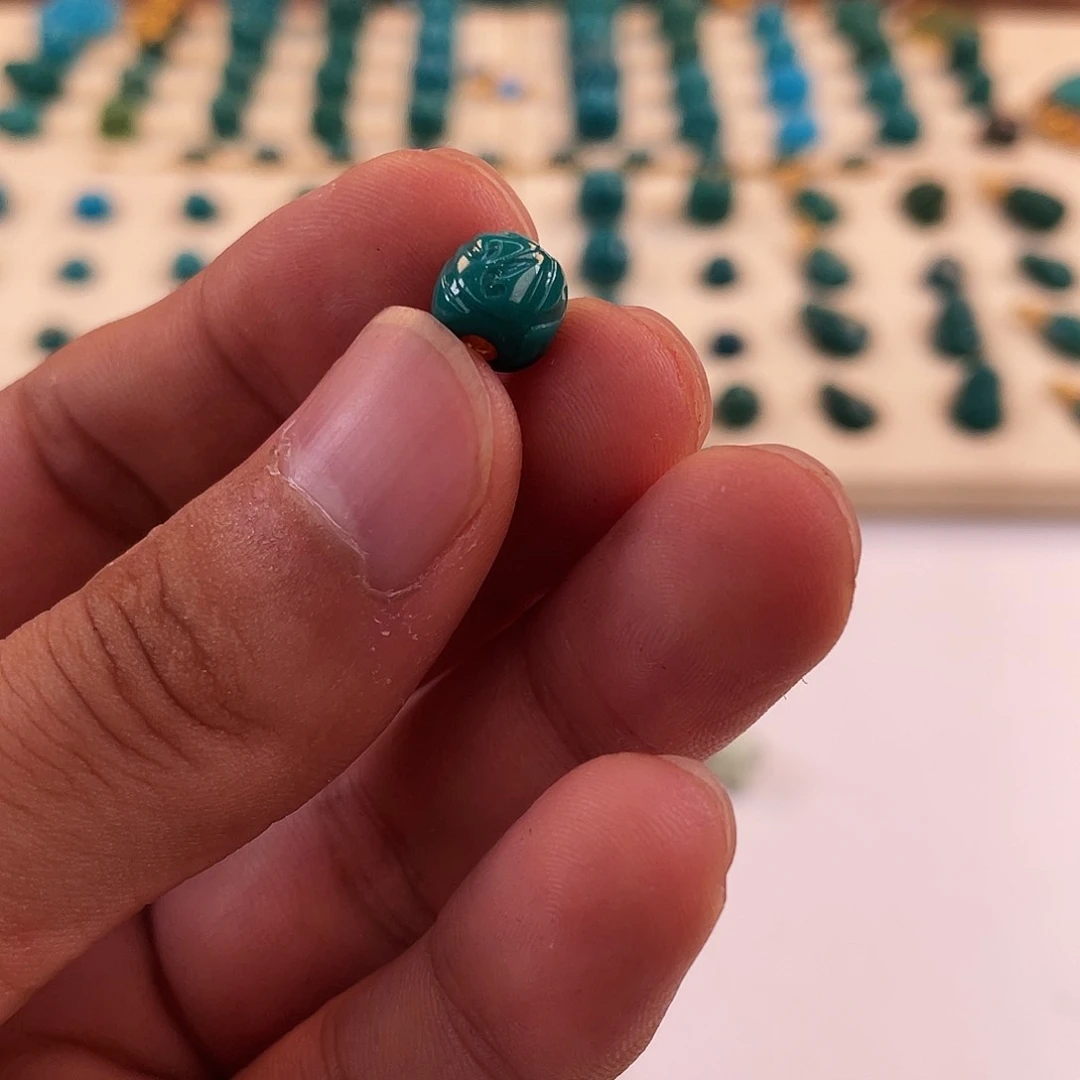 绿松石未镶嵌颈饰