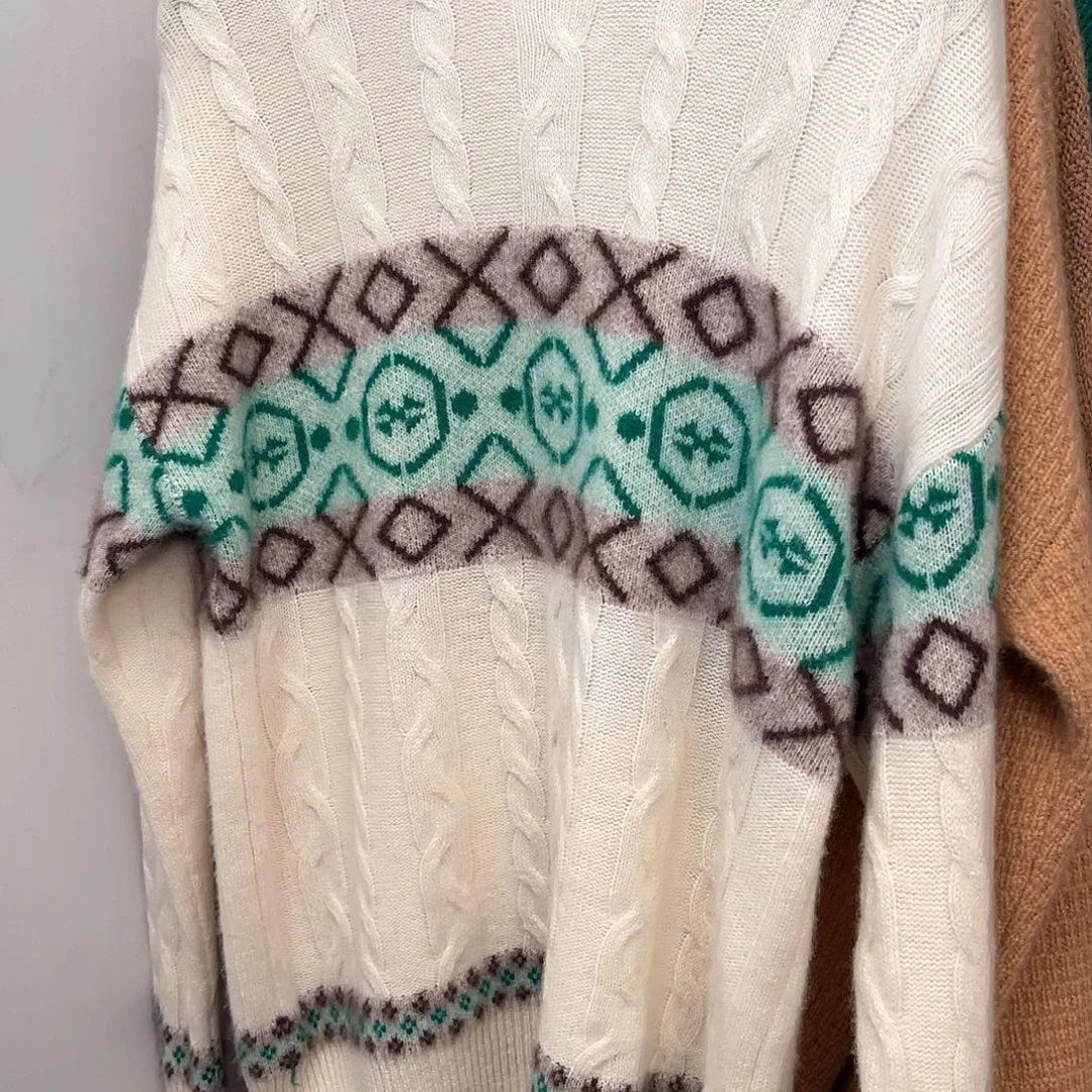 圆领白色提花羊绒衫