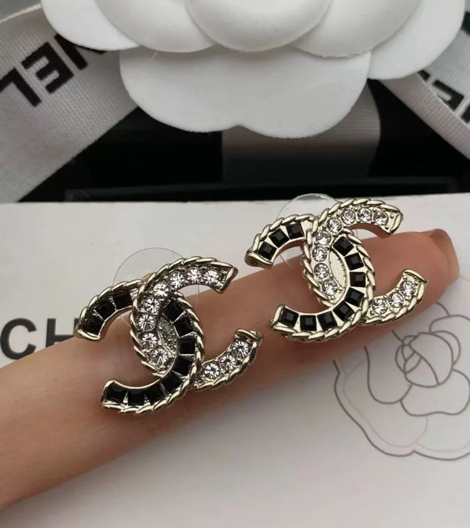 99新 Chanel/香奈儿 黑白满钻耳钉/99新/xm21138