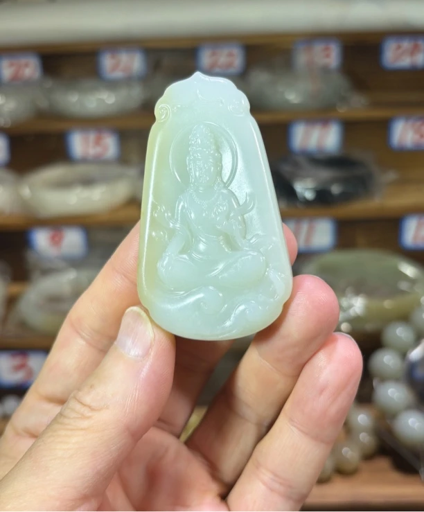 和田玉糖羊脂玉观音，脂白油润，肉细，纯净无裂，39.9g，61.9*37*10mm