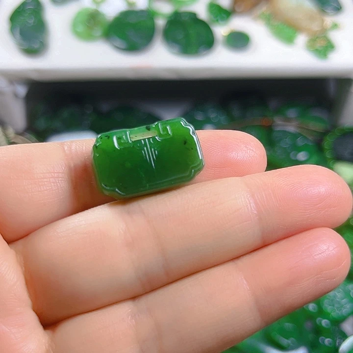 颈饰未镶嵌和田玉人**花