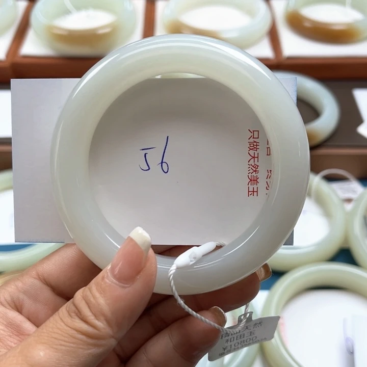 和田玉手镯未镶嵌知**贝