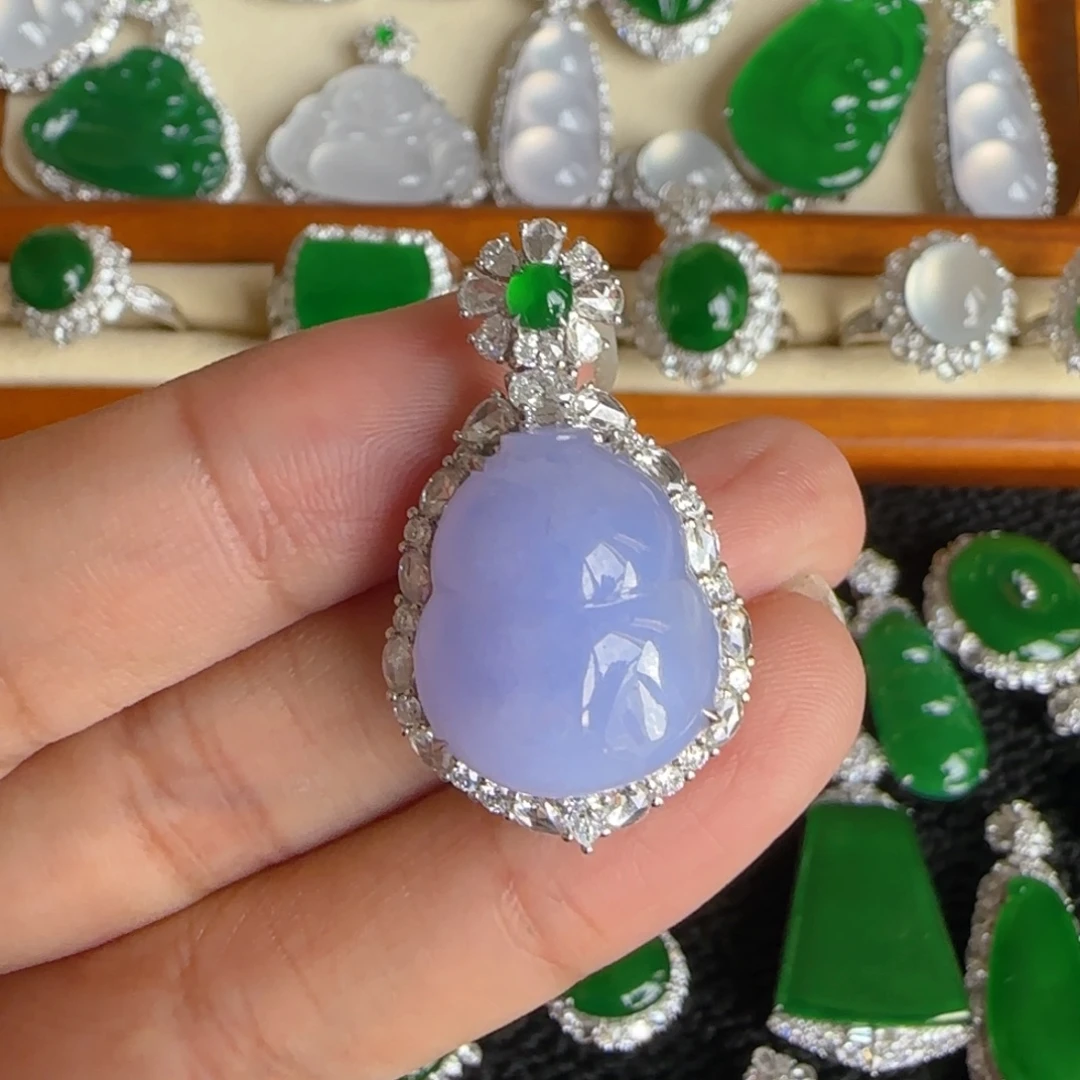 翡翠18K金镶嵌颈饰吊坠